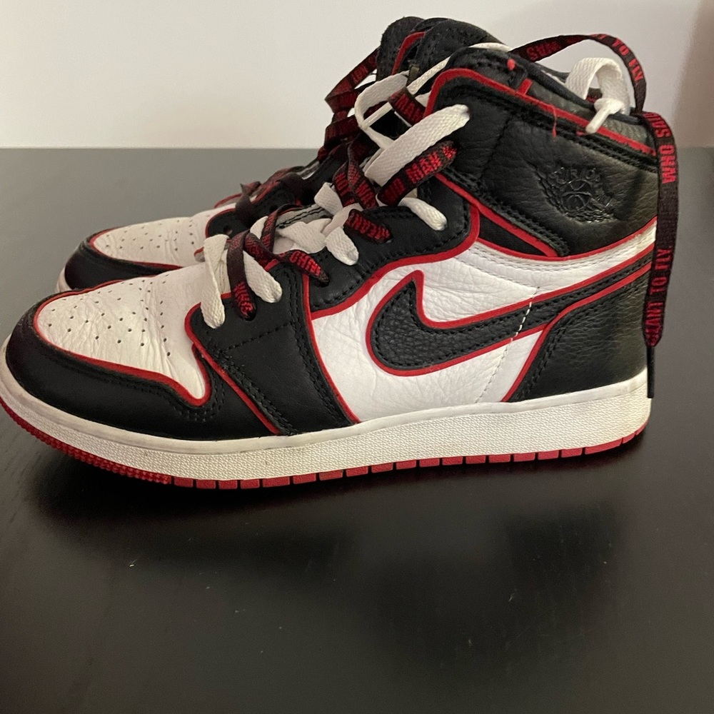 AIR JORDAN 1 RETRO HIGH OG
Boys - Black/Gym Red-white
Size: 61/2.